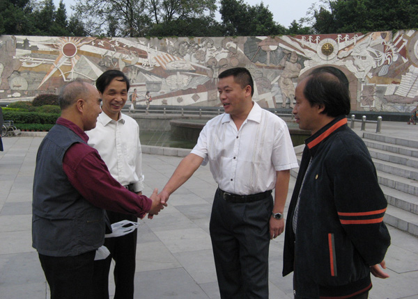 校领导与老同志交谈