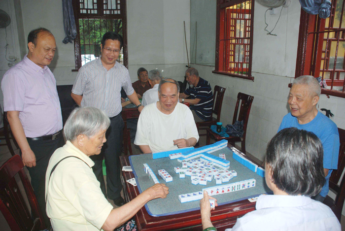 覃卫国副校长到王城校区感受活动氛围.jpg