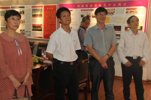 广西大学纪委副书记郭劲(左二)一行参观广西反腐倡廉建设图片展