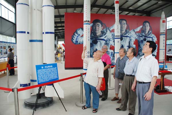 离退休党员在参观航天展