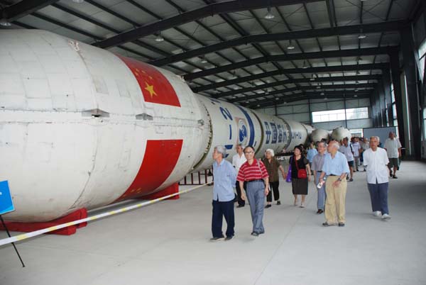 老同志们参观50米长的真实的长征二号Ｅ运载火箭