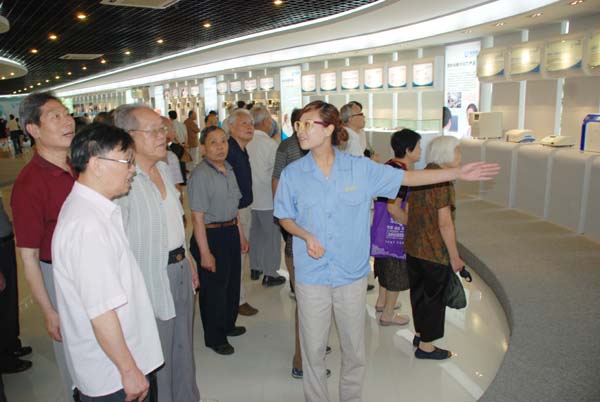 老同志在认真听取优利特工作人员介绍医药产业发展情况