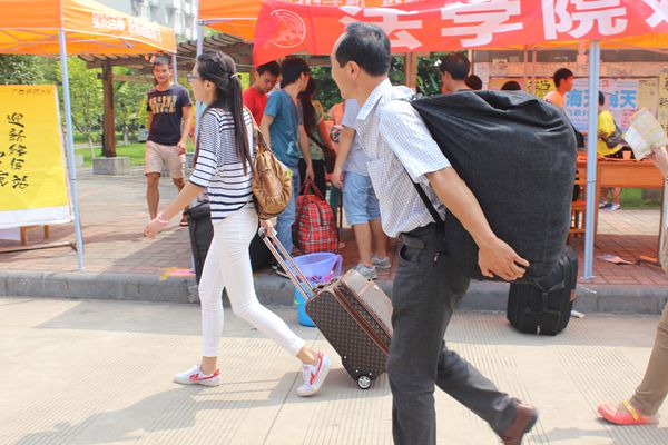 家长，您辛苦了（大学生通讯社 刘夕禾摄）