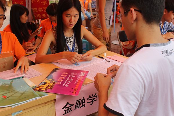 师姐热情为新同学办理报到手续（大学生通讯社 刘夕禾摄）