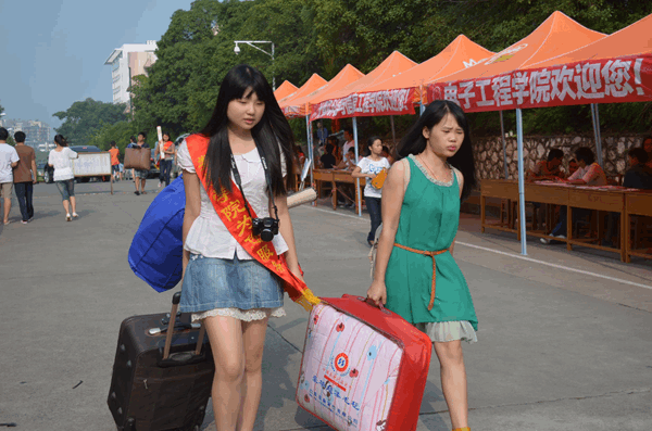 志愿者热情帮助新生拖行李（宣传部 杨凯摄）