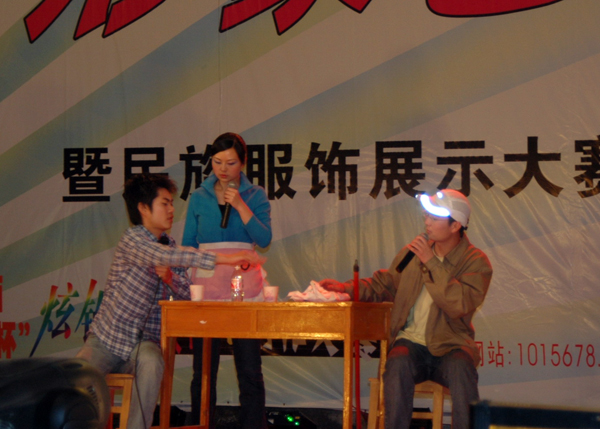 参赛选手在表演小品。