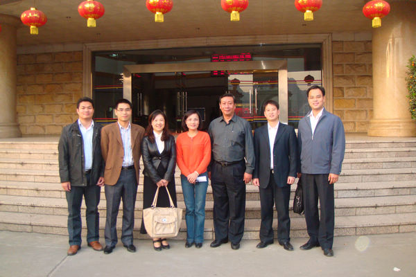 陈洪江副校长(右三)到贺州市八步区宣传部看望我校挂职干部