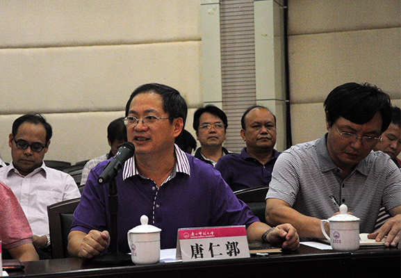 校党委副书记唐仁郭主持会议