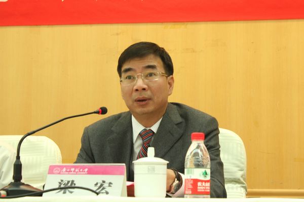 梁宏校长在纪念会上致辞（大学生记者团 李舒婷 摄）