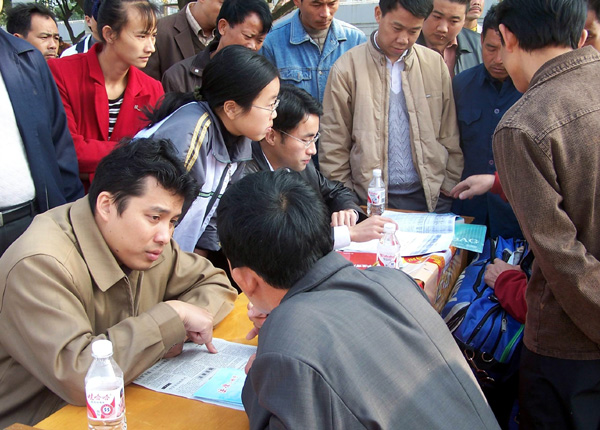 我校法商学院的法学专家和教师在中心广场设点为市民进行免费法律咨询。