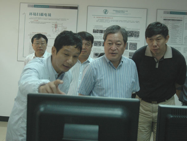 科技部党组成员、纪检组长郭向远(中)参观考察我校重点实验室并听取有关人员介绍。