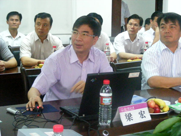 梁宏校长向科技部领导介绍我校情况。右为自治区科技厅厅长陈大克。