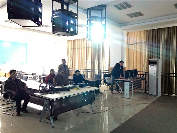 1.邓军书记在虚拟现实实验室体验3D古建筑虚拟交互漫游系统.jpg