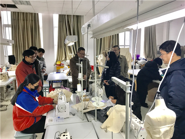 2.邓军书记在服装工艺实验室和学生亲切交谈.jpg