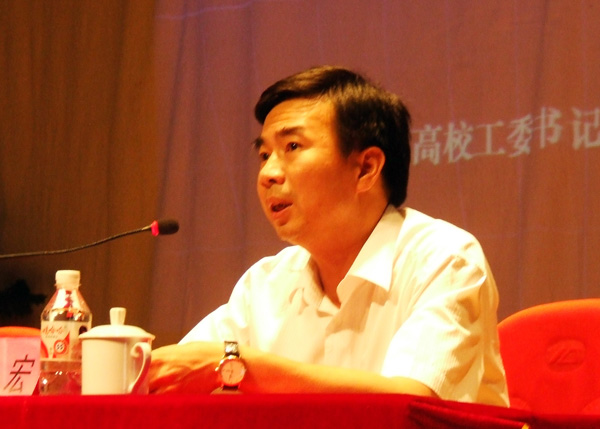 梁宏校长主持报告会。