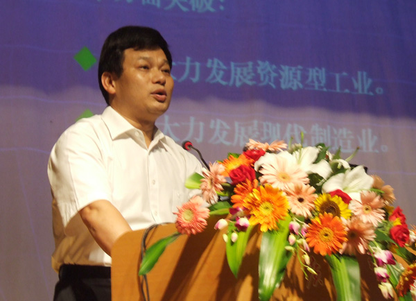 自治区高校工委书记、教育厅厅长余益中在做报告。