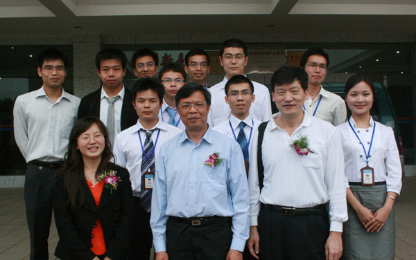 钟瑞添副校长与计信学院签约安信公司的学生合影。