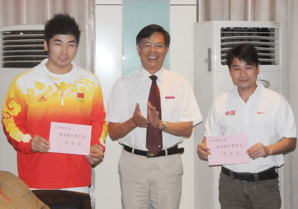 钟瑞添副校长为两位奥运冠军颁发优秀新生奖学金。