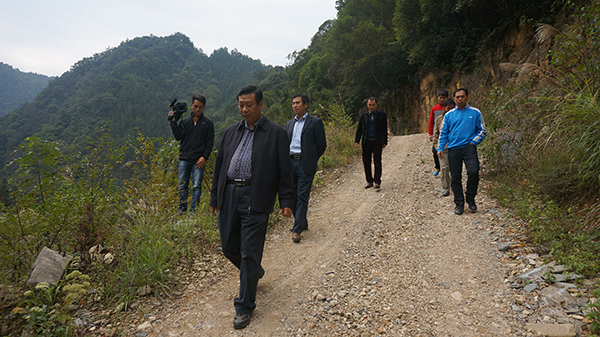 校领导实地考察我校援建项目—大花溪公路