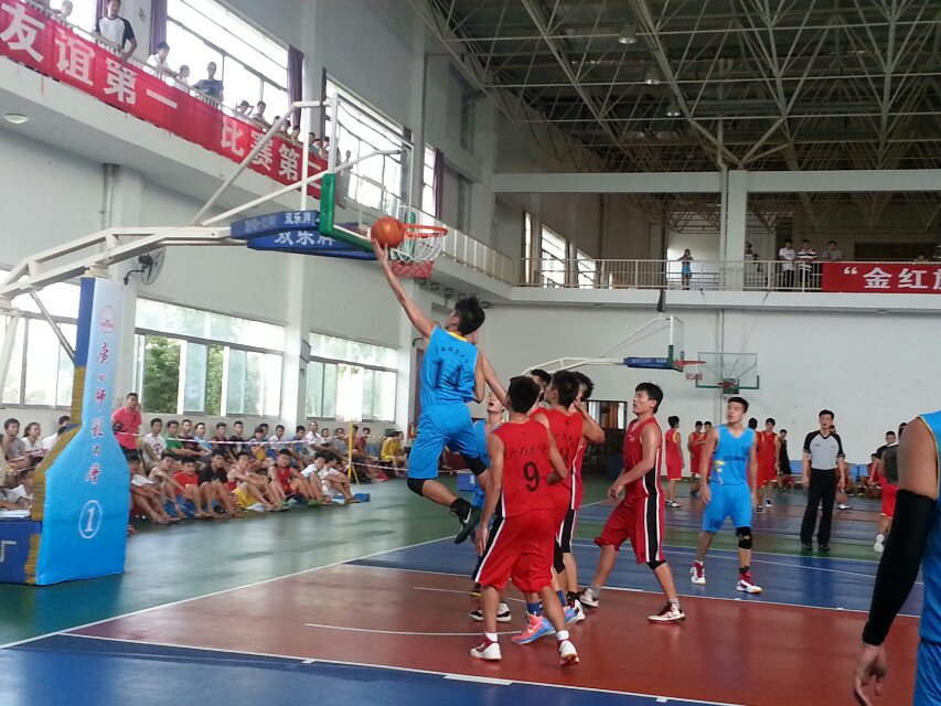 我校男子篮队员（蓝色）在比赛中突破上篮