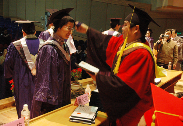 校党委书记陈大克为学生颁发学位证书