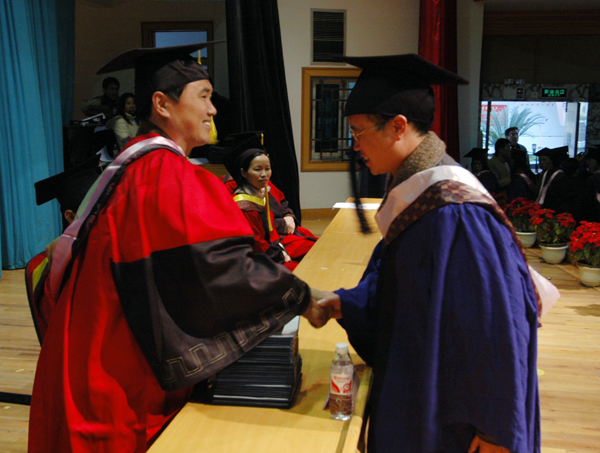 校党委副书记张鹏为学生颁发学位证书