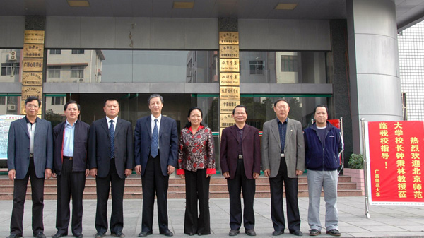 在家的校领导与钟秉林校长(左四)合影。