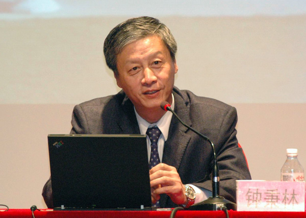 钟秉林校长在做报告。