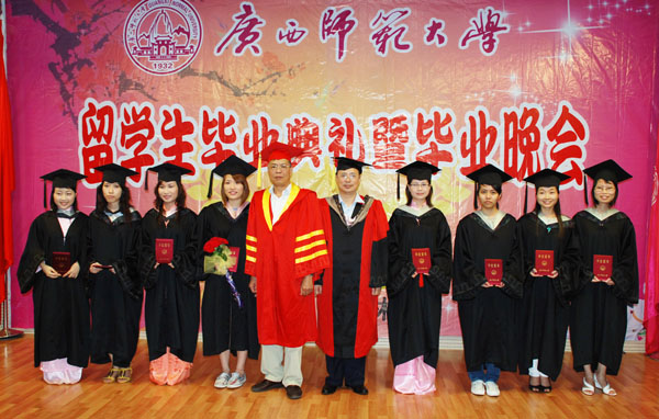 钟瑞添副校长(左五)为毕业生颁发证书并与他们合影留念。