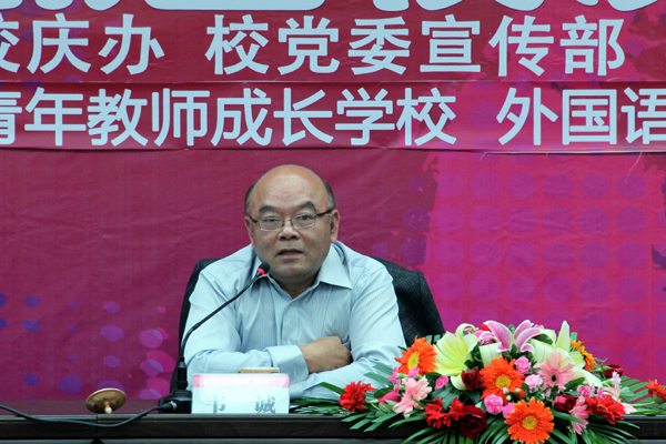 韦诚先生在作报告(李俊霖 摄)