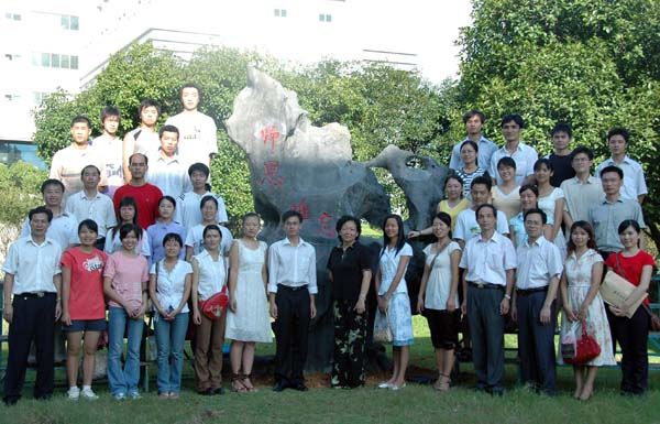 师生合影留念。