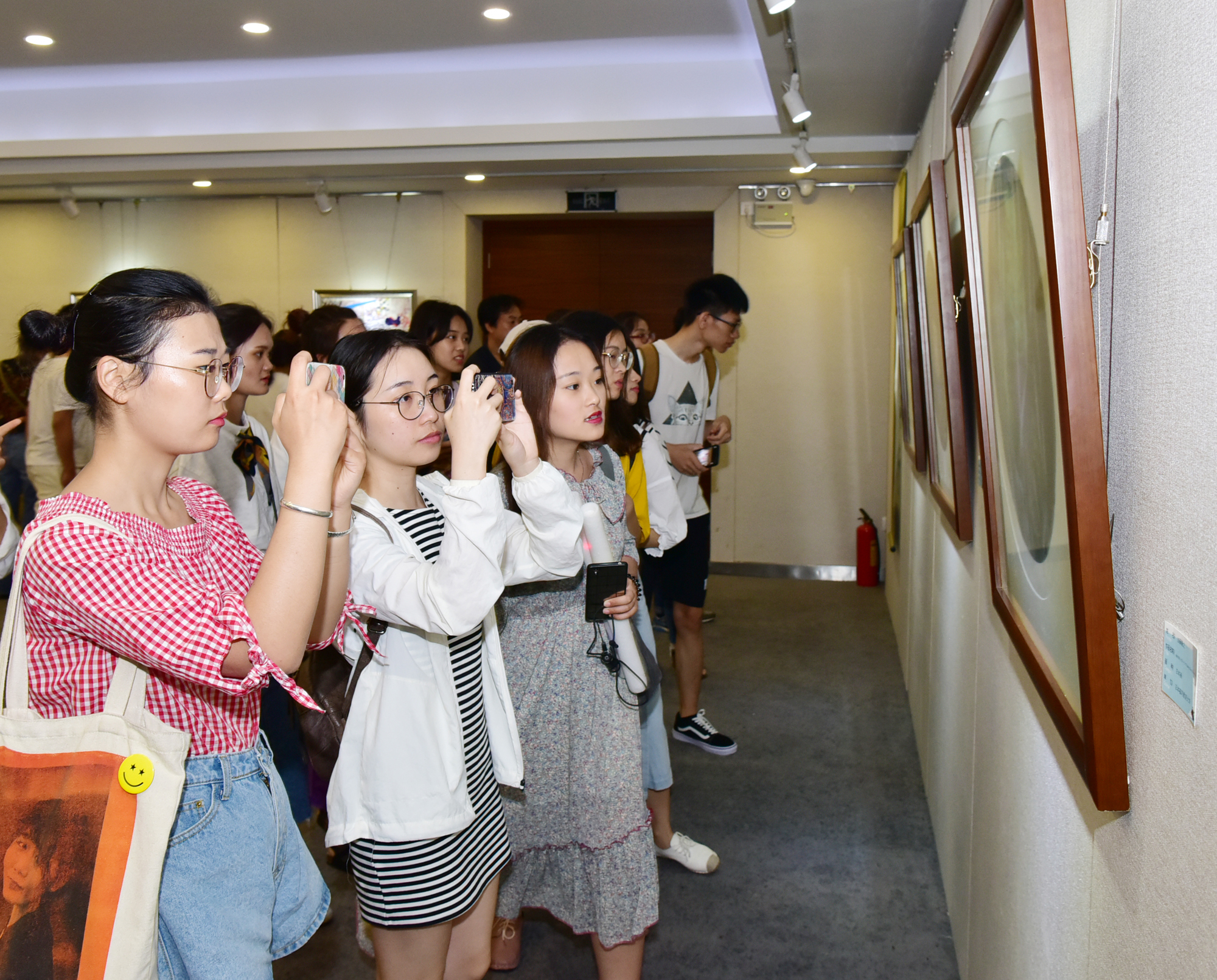 参观画展100.jpg
