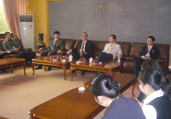 孟昭毅教授（左三）参加文学院评估汇报座谈会。