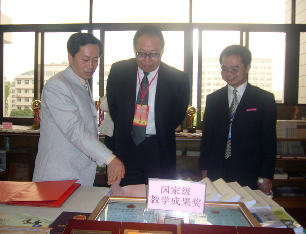 孟昭毅教授（中）参观文学院陈列室。