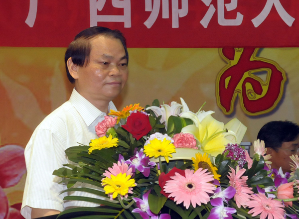 蓝常周副校长主持揭牌仪式。