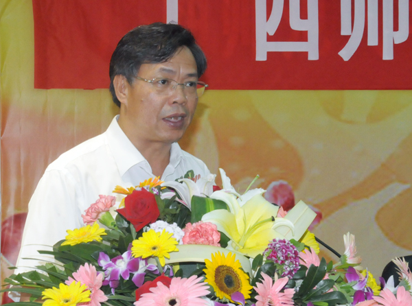 钟瑞添副校长在仪式上致辞。