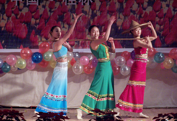 傣族舞蹈《少多丽》。