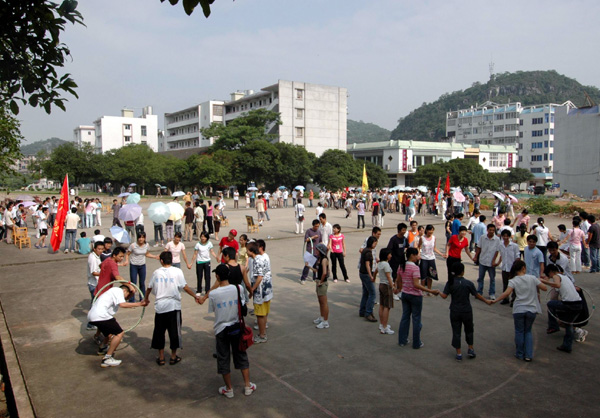 同学们通过小游戏进行心理素质锻炼。