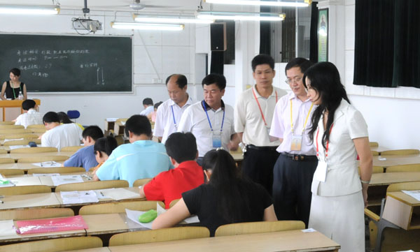 广西选聘高校毕业生到村任职考试副总主考自治区党委组织部基层办副主任蒋应芳（右一）、自治区教育厅学生处处长高玉广（右三）、自治区民政厅基层政权处副处长沈国弟（右四）和桂林考点主考、我校党委副书记唐仁郭（右二）到考场巡视。