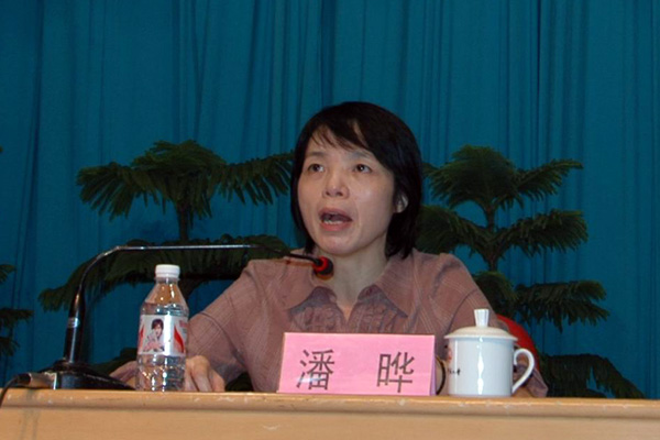 自治区高校工委副书记、教育厅副厅长潘晔主持讲座。