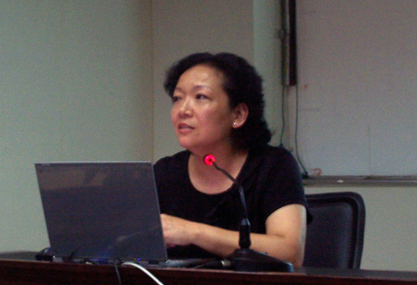 校党委王枬副书记在为同学们做报告。