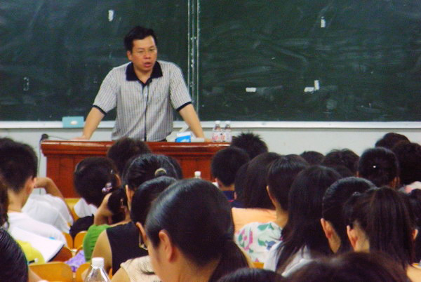 贺祖斌副校长在作报告。