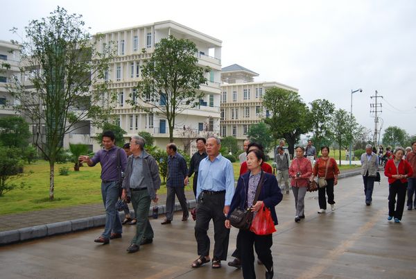 校友参观雁山校区