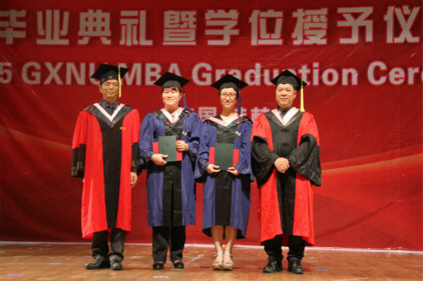 为学生拨流苏、颁发学历学位证书