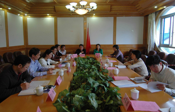 自治区教育厅副厅长潘晔一行听取汇报