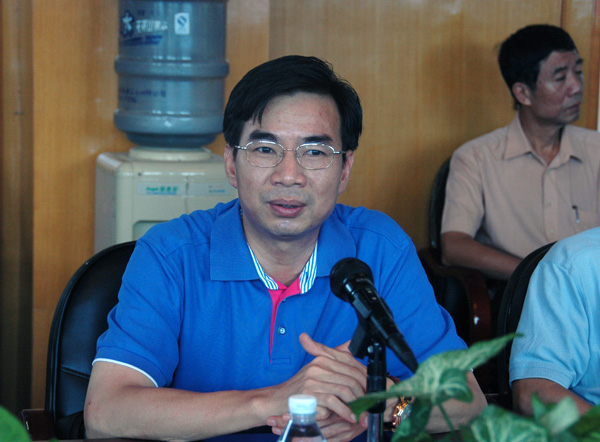 梁宏校长在会上致词。