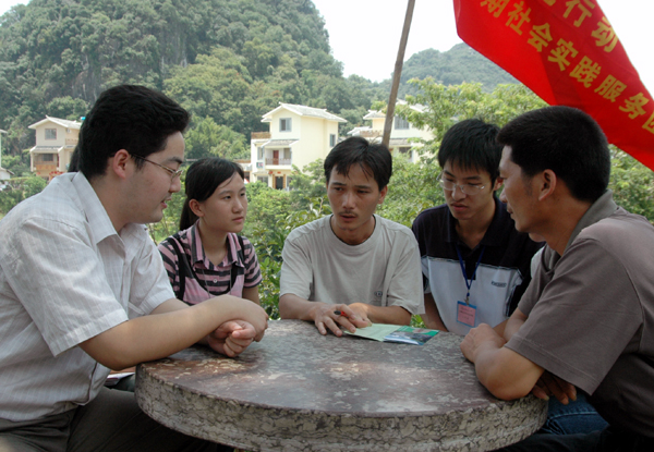 我校同学在农村进行调查。