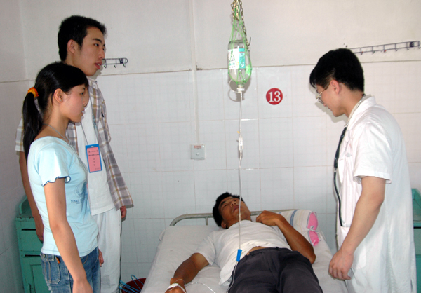 我校同学在医院访问西部志愿者曲波医生（右一）。
