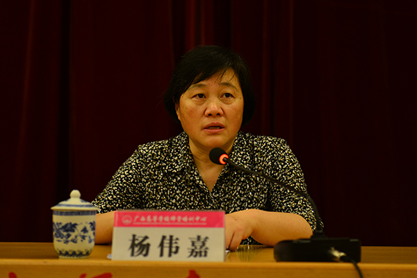 自治区教育厅副厅长杨伟嘉在开班仪式上讲话
