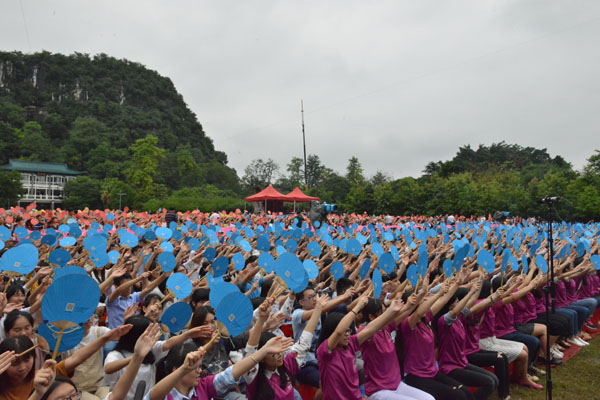 我校互动观众区的学生表演动作整齐划一、气势磅礴